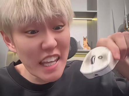 网络上的羽哥VS现实中的羽哥 #少羽 #网络vs现实 #少羽变好了 @抖音热点 @少羽(SY电竞)