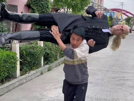 扛着个一米八几的蜡像人装箱,出口国外的蜡像雕像看着很真实啊,国外人收到拆箱看到是什么感觉。