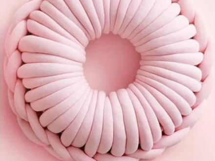 给你的小伙伴用冰岛毛线十分钟做一个甜甜圈抱枕 午休再也不怕脖子疼了#手工 #毛线编织 #靠枕