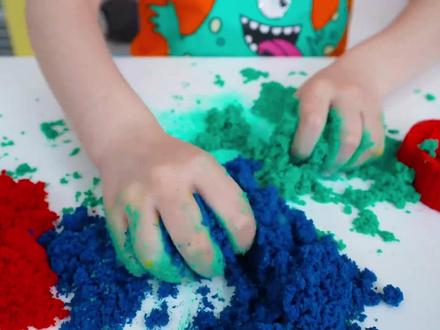 外国小女孩用粘土给妈妈做了很多家庭用品,太逗了 #彩泥 #太空沙花样玩法 #儿童手工 #手工玩具 #宝宝学颜色