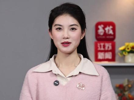 超万份、已送达!刘强东的年货里藏着乡村振兴的密码 1月29日,刘强东又为宿迁光明村老家的乡亲们送年货了!宿迁的家乡酒、古法的护肤油;大屏AI手机、筋膜枪、护眼灯......他们还给打造了一间AI教室,为村里孩子构建起沉浸式的科技启蒙空间......刘强东的年货清单一路“升级”,折射出村民生活和需求的改变。反哺之情扎根故土,科技之光照亮乡野,这其中的温度也是乡村振兴最生动的刻度。#刘强东的年货里藏着乡村振兴的密码