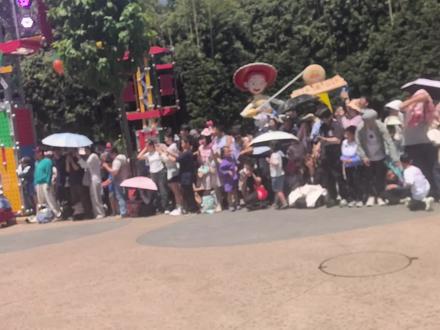 2025年5月5日上海迪士尼七宝友谊号领航花车巡游完整版演出,七宝特别可爱,玲娜贝儿和星黛露特别可爱,特别萌,简直萌翻了呀,简直我的心都被暖化了,感觉心都要碎了,反正呢就是特别快乐,也祝上海迪士尼10周年生日快乐,加你更奇妙,祝大家在这里都可以度过神奇的一天,让我们天天快乐,永远幸福!一辈子都年轻,让我们天天开心,一辈子都在开心中度过。 Hooray!!!