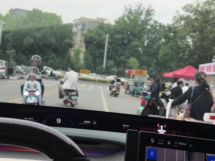 小米超级任务:低速行驶提醒行人 #小米汽车 #小米su7 #小米yu7 #小米超级任务 #小米汽车音响