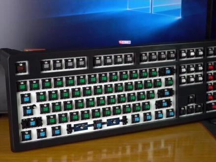 收拾时候发现一把硬核老货,Ducky s4 69限量版机械键盘。集9种轴体于一身,像极了巨型试轴器~~