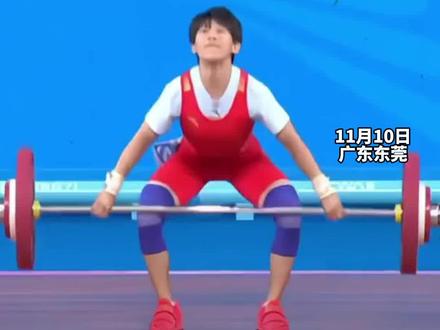 11月10日,广东东莞,全运会福建队徐璐莹,在女子举重项目中出现意外。事后回应:无大碍。