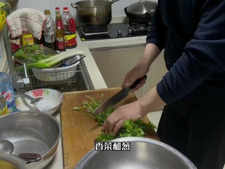 山东人的过年习俗,肉皮冻不能少,招待亲朋好友的压轴菜系,一般是上肉皮冻了就是菜齐了的意思