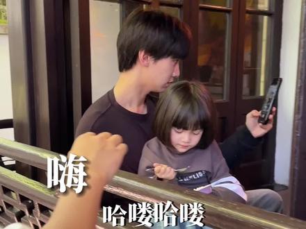 现在的父母都这么“卷”吗,真分不清是兄妹还是父女啊!#神颜发现计划 #挑战一日返童 #摄影在抖音@沐言开心酱