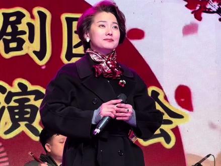 晋剧嗨嗨腔!32个“嗨嗨”解压爆了! 晋剧嗨嗨腔是晋剧界著名表演艺术家程玉英经多年舞台实践,改革创新的一种唱词以外的拖腔形式。它能使唱腔更为委婉圆润、优美动听,是独树一帜的程派声腔体系特征。程玉英16岁时对晋剧青衣中原有的“那一咦呀嗨”行腔进行改革,创造出单用一个“嗨”字的“嗨嗨腔”,并使其在晋剧唱腔中正式定型和程式化。其腔体的后半段甩腔可一口气不断气地唱多个“嗨嗨”,如中国戏剧梅花奖获得者郑芳芳就曾展示过一口气连唱32个“嗨嗨”的嗨嗨腔。在传统戏曲里,“嗨嗨”作为虚词没有实在意思,但在塑造人物方面意义非凡,通过节奏、长短、声调等变化可表达不同情感。比如在《教子》中,不同位置的“嗨嗨”就分别呈现了抒情主人公“忧伤”“无奈”“疼爱”等情绪。早在建国前后,就有“宁可跑得丢了鞋,也不能误了程玉英的嗨嗨嗨”的说法,足见其受欢迎程度。程玉英之后,其徒弟王万梅等将这一唱法传承下来,如今已传承了数代,越来越被广大戏迷观众喜爱。#郑芳芳 #晋剧 #嗨嗨腔 #山西