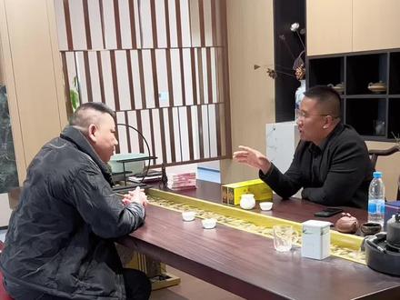 兄弟之间为人处事看细节 兄弟感谢老板帮助请客吃饭,好兄弟借此机会邀请其朋友来蹭饭,老板以 “客不待客”的道理提醒兄弟,自己出钱买单。家人们遇到这种情况,该怎么处理,评论区聊聊#兄弟 #正能量#人情世故 #社会百态#为人处事
