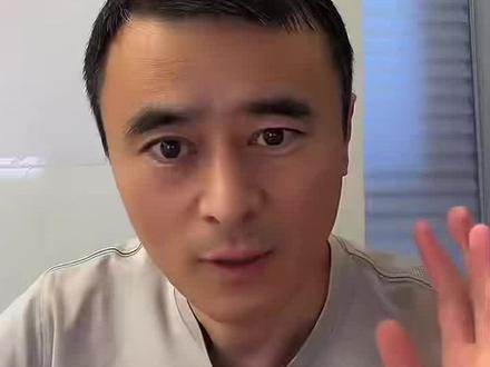 诊断证明可以当作病假条吗?
💌在日常请假过程中,很多人对诊断证明和病假条的区别存在疑问。以下是关于诊断证明能否作为病假条使用的说明:
🥇一、诊断证明和病假条的区别
1. 诊断证明
- 由医院出具,主要说明患者的病情、诊断结果及治疗建议
- 属于医疗文书,不具备直接请假效力
- 通常包含:患者信息、诊断结论、治疗建议等
2. 病假条(病假证明)
- 专门用于请假用途的医疗证明
- 除诊断信息外,必须包含明确的休息建议和时间
- 需要医生签字并加盖医院专用章
🥈二、诊断证明能否代替病假条
1. 可以接受的情况
- 诊断证明中明确标注"建议休息X天"并加盖公章
- 部分单位认可有医生手写休息建议的诊断书
2. 不被接受的情况
- 仅有诊断结论无休息时间建议
- 未加盖医院公章或医生签名的证明
- 检查报告单等辅助性医疗文件
🥉三、注意事项
1. 用人单位有权制定具体的请假证明要求
2. 重要请假建议提前确认单位人事部门的规定
3. 急诊可先凭诊断证明请假,事后补正规病假条
4. 伪造医疗证明可能面临纪律处分或法律责任
建议:为保险起见,就诊时主动向医生说明需要开具正规病假条,避免因证明不符合要求影响请假。#病假证明怎么开 #诊断证明书 #如何开病假单