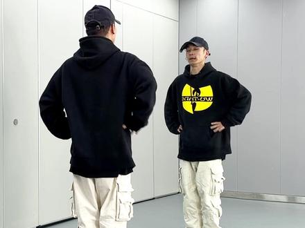 你们想要侧滑步保姆级教学来啦,学会了就可以去当显眼包了。更多内容点左下方课程链接。#街舞教学 #hiphop基本功 #街舞基本功