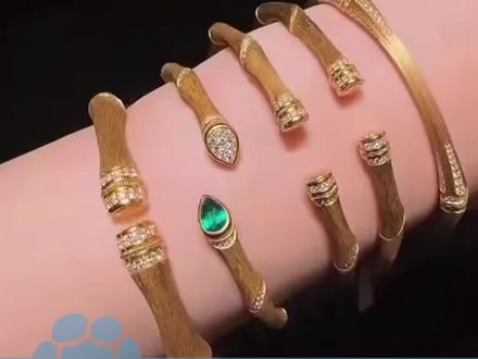 3月9日报道,一觉醒来金手镯涨价近5万,个别爆款甚至达到3000元/克,君佩启动年内首次涨价 涨幅近60% ,“一年半不到一款手镯涨了10万”#大象主播说 @大象新闻主持人陈静华