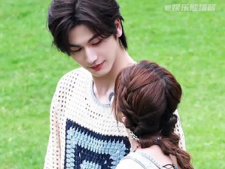 #张凌赫给白鹿拧水瓶 在这样我可就要狠狠嗑了!!太甜了#张凌赫 #白鹿