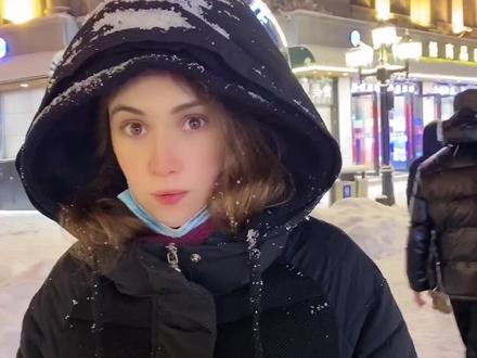 我是真佩服冬天站在雪里吃冰棍儿的人😄#喜欢下雪的感觉 #冬天该有的样子 #俄罗斯人在中国