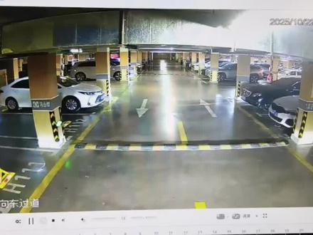 小区车库两车相撞责任怎么判定#交通安全