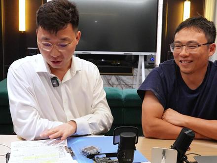 DMA硬件游戏外挂不构成计算机类犯罪 无罪辩护的思路(一) 国内《三角洲》DMA外挂第一案
制售DMA游戏外挂的软硬件销售牟利的人员是否能够做无罪辩护
提供侵入非法控制计算机信息系统程序工具罪
先说结论:从犯罪构成的角度讲
利用DMA物理外挂 板子+融合器+KMBOX盒子(等硬件设备)+软件(读取玩家坐标位置实现透视、让鼠标自动跟随该坐标实现锁头功能)不符合提供侵入非法控制计算机信息系统程序工具罪的犯罪构成,不构成非法控制计算机信息系统程序工具罪。
DMA设备的作弊手段,因为DMA允许直接访问本地数据。无需通过CPU,而众多游戏厂商对于本地数据的内核级加密均需要通过CPU才能够进行加密。
而DMA技术对于客户端游戏进程的数据读取根本就不需要通过CPU,每台电脑(软件+硬件)在出厂时都允许DMA,DMA也不都被用于游戏外挂作弊。其目的就是进行直接内存访问,减少CPU的工作压力提高电脑的允许速度。所以DMA并不坏。
总结:此项功能是电脑自带的,不存在避开或者绕过计算机信息系统安全保护措施。
更不存在未经授权或超越授权。【是否存在授权问题取决于游戏公司是否进行了有效加密】
因此辩护人认为只违反了玩家与腾讯公司所签订的用户协议,经咨询浙江大学计算机系毕业多年从事网络安全的“老鸟”游戏公司只能对玩家的正常功能进行限制或者封禁进行处罚即可。仅存在外挂的使用者与游戏公司的矛盾。而针对于作弊玩家的反制,7天,一个月,10年。封内存,封主板。
换句话来说你就是拿我没办法,我就是损害了你的利益了但是我并没有违反法律关于285条专门性工具,避开或者绕过!
腾讯安全战略研究的微信公众号上发布过文章其观点认为
DMA技术本身是中立的用于作弊违法。在此我们要厘清一个概念,也是司法机关包括(公安机关、检查机关、法院)都存在的误区,并不是一听到“外挂”就当然的认为其对计算机信息系统的程序进行了侵入或者非法控制。
现阶段针对于存在修改数据的软件外挂定性为犯罪已无争议,但是针对于没有侵入和非法控制计算机信息系统的辅助性外挂,现在学界和实务界都认为不应当认定为犯罪行为。
而DMA外挂,应属于后者
下面我们从其背后的原理进行论述(在办理此类案件时作为辩护律师我们应当注意对于游戏外挂的技术原理应耐心的向检察官进行讲解,甚至于进行现场操作。)
#计算机网络犯罪辩护律师 #网络犯罪辩护律师 #江浙沪刑事辩护律师 #游戏外挂辩护律师 #三角洲外挂