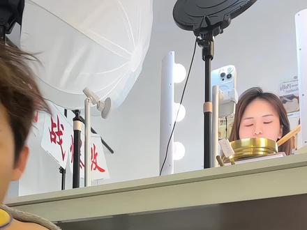 咱现在地位高了 终于吃上好的了 #洋娃子女友嘴替 #婷婷每天吃点啥 #抢食 #情侣日常 #日常逗比