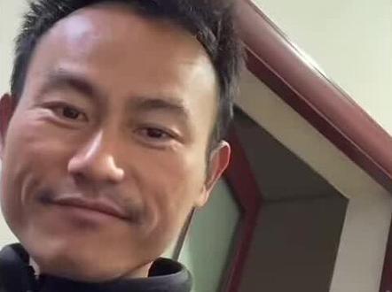 听到蜜蜂哥报平安真的太让人安心了!历经荒野的坚持与仓促的落幕,能知道他一切安好,就是最踏实的消息~@荒野蜜蜂哥阿乐 #蜜蜂哥 #创作者中心 #创作灵感