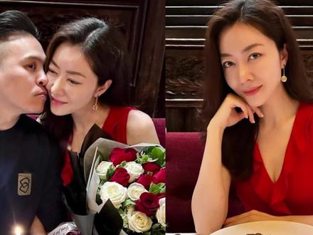 熊黛林郭可颂庆祝七年之痒,夫妻手捧玫瑰,在蛋糕面前晒亲吻照