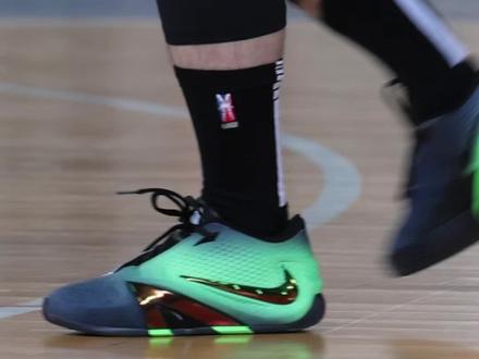 Nike JA(1-4) 你最喜欢哪一双的颜值? 现在回头去看 JA系列是非常成功的
完美取代了Nike欧文签名鞋系列 销量口碑都非常不错
#青年创作者成长计划
#莫兰特4