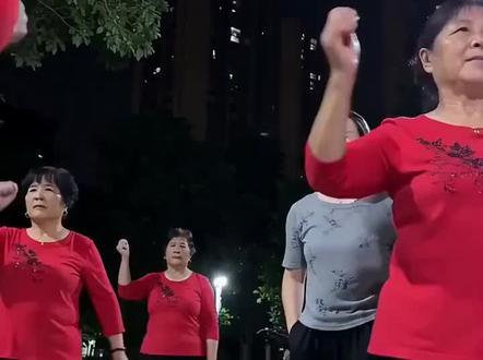 我在即梦发现了一个超棒的故事!#怒扔广场舞音响 #即梦AI
