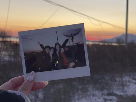 如果说瞬间能敌永恒的话,细水长流般的人生只要能有那么几次,衣角被扬起的水波打湿,不论是潮湿的雨季寒冷的冬季炎热的暑期,与这一刻相拥的瞬间,便是我活过的证明。#朋友 #落日 #新年