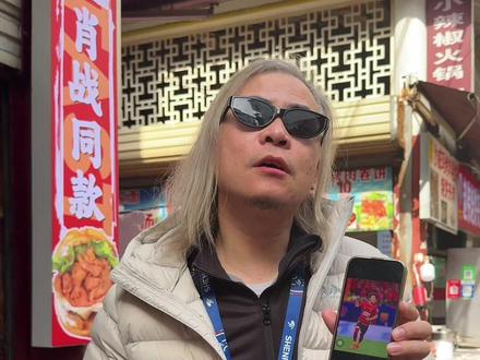 一边是豪哥 一边是战哥 左右都不是为难了嘴炮 是个烧饼吧 该夹里脊吗 嘴炮已不可自拔