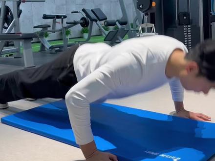 每天10个俯卧撑,身体会发生哪些变化#每天坚持做俯卧撑的好处 #自律