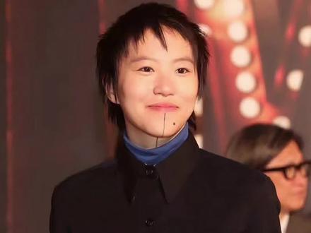 窦唯的两个女儿,在截然不同的家庭环境中,活出了完全不同的模样 #窦靖童 #窦佳嫄