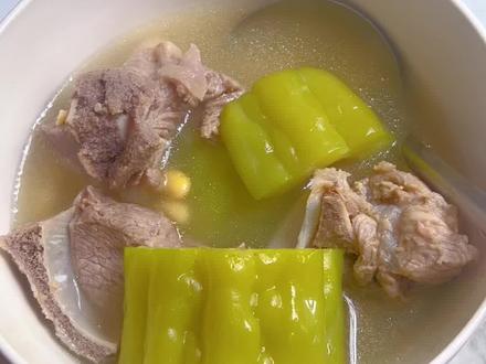 不爱吃苦瓜的看!这样做汤苦感减半但清热加倍🌞 🌞广东的夏天热到冒火?来碗「苦瓜黄豆排骨汤」降降火吧!这道被老广私藏的 "天然灭火器",苦中回甘、清热不伤胃,喝完浑身清爽到冒仙气~
🥣【做法|附去苦秘诀】
🍃食材
▪ 主食材:苦瓜 、排骨 400g、干黄豆 50g、姜
👩🍳步骤
1、排骨去腥:冷水下锅 + 姜片 + 料酒,煮开撇净浮沫,温水冲净(千万别过冷水!肉会柴)
2、高压锅里放排骨 + 黄豆 + 姜 ,炖 20 小时
3、苦瓜入锅再炖 10 分钟,出锅前撒半勺盐调味
盛一碗汤吹凉,先喝一口鲜甜到眯眼的汤,再咬一块吸饱肉香的苦瓜 —— 原本怕苦的我,居然吃出了淡淡回甘!
#苦瓜黄豆排骨汤 #夏日清热汤 #广东靓汤 #养生汤 #苦瓜的神仙吃法