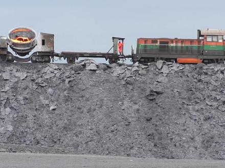 1200℃的高温熔渣倒入水里会怎样?爆炸一瞬间,十米之内都有危险 #高温熔渣 #岩浆爆炸 #钢铁冶金