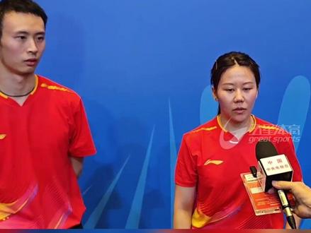 2025全运会乒乓球混双1/4,总比分3-1之后,徐海东倒地庆祝之后才发现比赛还没结束。最终辽宁队徐海东/陈幸同4-1战胜香港组合黄镇廷/杜凯琹,晋级混双半决赛。赛后陈幸同在采访称虽然有点“乌龙”,最后没有被小插曲影响赢下了比赛,徐海东笑谈“乌龙”事件,还好后面紧急收心拿下比赛。#徐海东庆祝后发现比赛没结束 #全运会 #乒乓