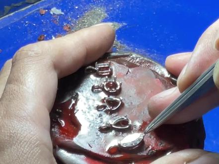 这不是“粘牢”,而是用专用胶泥进行临时固定——只为在精密镶嵌过程中,确保宝石位置零偏移、表面无划伤,实现毫米级的精准排列。
我们专注精工镶嵌,源头工厂直出,工艺扎实,细节可控。要定制来聊聊
#分享#镶嵌工艺 #镶嵌定制#珠宝首饰 #镶嵌工厂