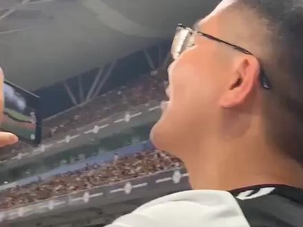 老表从06年就开始喜欢C罗,为了这次买门票,攒了一个月生活费买的前排,#C罗 牛B