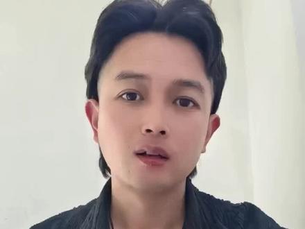 安吉娜约会,被多肉发现了。多肉告诉老表的妈妈,男生是安吉娜表哥?表哥拥抱可以理解,表哥还带鲜花?既然是表哥,干嘛还删视频?#安吉娜 #老表 #表哥 #约会 #先生六十