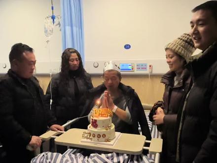 1月24日那天在病房里为你过生日,都知道这可能是你最后一个生日,我站在你旁边强忍住泪水,甚至都不敢看你。亲爱的爸爸,希望你在天堂没有病痛。我一个坚定的唯物主义者,开始奢求有来生,有转世,希望下辈子能再做你的女儿。#亲人的离世是一生的潮湿