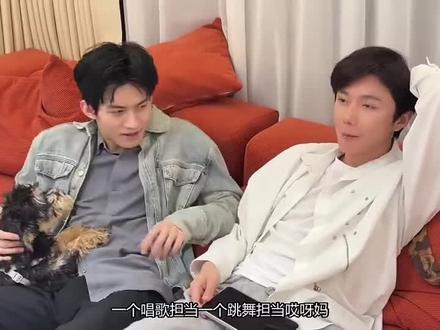 老师问吻戏什么感受
普普:enjoy~(享受)
高嘉辉:一片空白。。
普普:有点紧张,但是感受到嘴巴的温度,就空白了。。
高嘉辉:啊~好露骨
普普:樊总发表一下建设性的意见
高嘉辉:嗯~~还可以
普普:还可以再来半小时😂
天呢天呀,这是我们能听的吗?😂你俩亲就亲呗,真不拿我们当外人了吖!