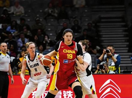 忍不了!难不成张子宇变成了女篮输球最大的原因? #女篮世界杯资格赛#中国女篮不敌比利时女篮#张子宇中国女篮