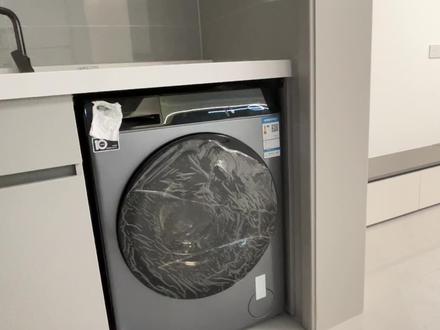 洗衣机怎么选 #装修日记vlog #装修日记 #洗衣机 #真实生活分享官 #选购指南 准备用洗烘套装的,回避一下
1家用直接滚筒的,放弃波轮,因为滚筒的磨损率低,用水少,功能丰富
2 容量 一家三口基本10公斤或者12公斤都可以,足够洗涤
3 电机 DD直驱变频电机,不二之选,电机直驱内筒的,噪音和震动很小,控速更精准
4洗净比,国标1.03,比这个越大洗涤效果越好
4 功能 要有自清洁,能智能投放洗衣液,烘干之类的
5 最后还是价格和质保,电机10年,整机3年往上,我还花,100块买了,10年的延长,我巴不得它坏,毕竟坏三次以上,就给我换新的