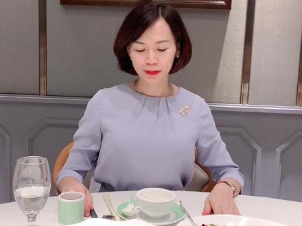 吃饭时,左手应该放在哪里?大部分人都会犯的一个错误,你做对了吗?#餐桌礼仪