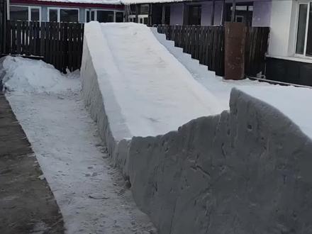 宠孙天花板!59岁外公耗时一周,用积雪为3岁外孙打造专属雪滑梯。(来源@刘铁亮 )