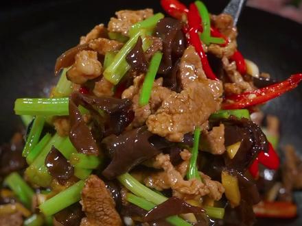 简单易做真的非常好吃#芹菜木耳炒肉 #湘菜 #简单美味家常菜做法 #妈呀太香了 #下饭神器