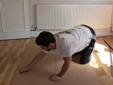 用废旧快递纸箱拼出海底世界,手工纸艺创作 乔什·格拉克斯坦是一位来自英国的动物纸艺艺术家,以创作等比例大小的动物雕塑而闻名。他的作品十分逼真,但它们并非血肉之躯,而是由一层层回收纸板精细叠加而成的雕塑。纸板的纹理、切口与层次,被他巧妙地转化为动物皮毛与肌理的视觉语言,在光影之下呈现出令人惊叹的真实感。他的创作灵感源自长期的旅行经历,以及在自然栖息地中与动物的亲身接触。正是这些真实的相遇,让他意识到动物并非遥远的符号,而是与人类共享同一星球的生命个体,也让“保护”成为他创作中无法回避的主题。在作品中,乔什并不仅仅再现动物的外在形态,更试图捕捉它们的神态与情绪——警觉、安静、脆弱或沉思。这种细腻的表达,让观者在欣赏美感的同时,也感受到一种无声的提醒:这些美丽的生命,正面临着栖息地消失、气候变化与人类活动带来的多重威胁。他曾表示:“我的艺术源于我对动物、自然世界以及其中多样生命的热爱与敬畏。可持续性是我创作实践的核心。”自2021年起,乔什开始专注于使用回收纸板进行创作,并不断优化工艺流程,如今已实现整个创作过程的零浪费。这种对材料的克制与尊重,也成为作品概念中不可分割的一部分。
#艺术 #手工 #手作 #DIY #纸艺