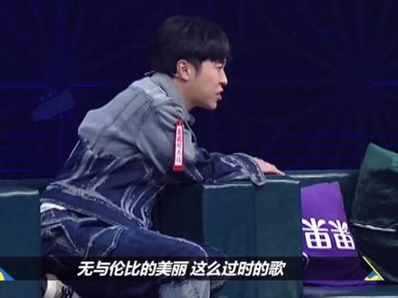 粉丝让青峰唱无与伦比的美丽,口嫌体正直的青峰一边嫌弃歌一边唱给粉丝听😍#吴青峰 @抖音小助手