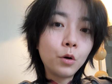 爸爸去世后,我慢慢克服了死亡焦虑。
我们通常很难释怀失去挚爱之痛,那种“怕失去”感该怎么化解?今天聊聊如何与逝去的至亲,建立新的联结,希望能帮到你。#死亡 #死亡教育 #死亡焦虑#人生感悟 #向死而生