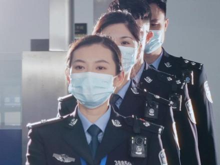 金水河口岸,与越南马鹿塘口岸隔河相望,是我国与越南莱州省接壤的陆地口岸,是通向东南亚的重要通道。国家有需要,我们便全力以赴。使命在肩,我们再次宣誓,我们将用青春捍卫祖国边疆,守护国门,稳边护边。作者:谢昊宸 马海日 林培城