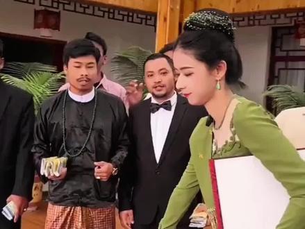 手镯一姐砍价依旧无解!#思懿翡翠老板娘 #手镯懿姐