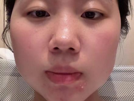 互联网上的隐性双标 我刷到一个视频,
博主看到博尔特,就拍了一下。
结果评论区很多人直接默认博主是女的,
还在那里说什么“现在彩礼不要了”“早追早享受”。
后面博主出来澄清,
说自己是男的,拍的是自己喜欢的运动员。
结果评论区又开始说:
“我还以为你是女的呢。”
然后我又想到,
之前那个摩洛哥新娘嫁到湖北的时候,
下面很多Bro又在说:
“后悔没学好英语”“以后也找外国老婆”。
所以我越看越觉得很微妙。
因为我发现,
很多人好像不是不能接受跨国恋。
如果是中国男的找外国女生,
很多人会觉得是本事。
但如果是女生喜欢外国男性,
不管是黑人还是白人,
评论区就很容易开始阴阳怪气,
什么“崇洋媚外”之类的话都会出来。
我感觉这里面其实不只是双标,
还有一种很隐性的偏见。
包括一些人在婚恋市场里的失落感、挫败感,
最后都会变成一种调侃、攻击,
甚至是对女性选择的不舒服。#互联网 #双标 #girlstalk