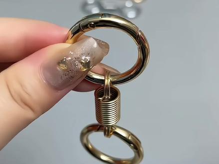 弹簧双圈钥匙扣,创意小众设计感挂件弹簧圈腰挂金属钥匙圈环钥匙链#钥匙扣 #钥匙扣挂件 #实用的钥匙扣推荐 #方便又实用