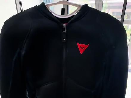• 丹尼斯Pro-Armor护甲衣|7块CE认证护具,轻量防摔全防护
• 专业骑士必入|丹尼斯二代护甲衣,网眼透气+全身护具,四季通用
• CE2级背板加持|丹尼斯护甲衣,夏季单穿冬季内搭,安全无死角
#丹尼斯护甲衣 #DAINESE骑行服 #机车装备推荐 #摩托车护甲衣 #骑士安全装备
